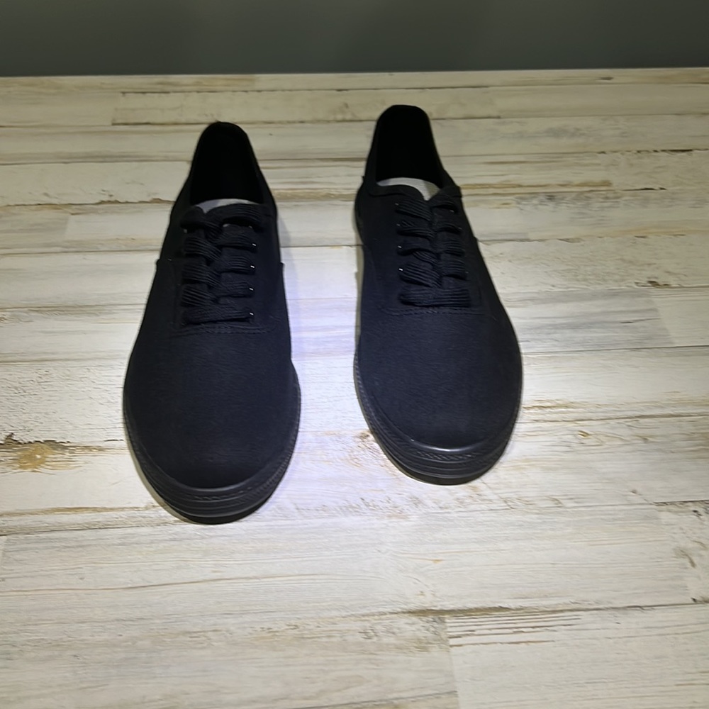 Universal Thread Size 9 Sneaker - Picture 2 of 5